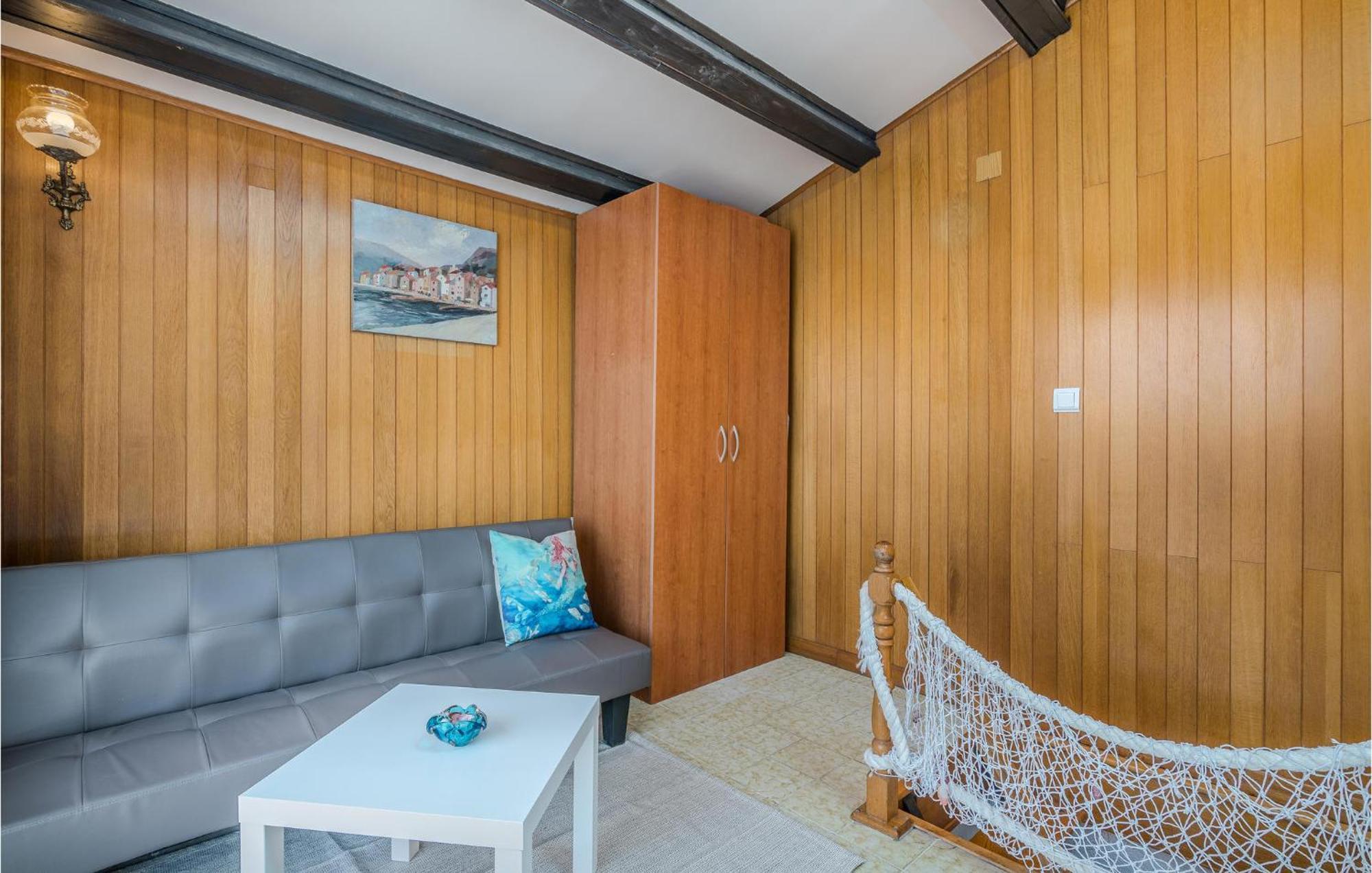 2 Bedroom Gorgeous In Prázdninový dům Baška