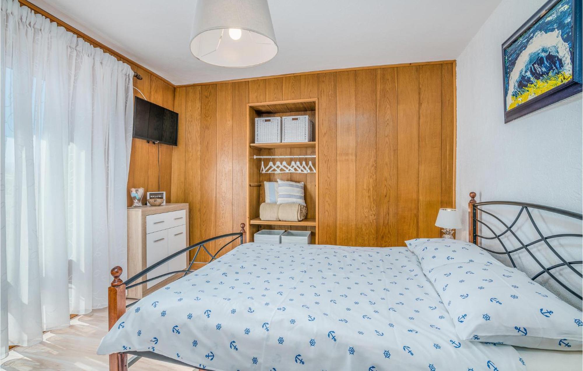 2 Bedroom Gorgeous In Baška