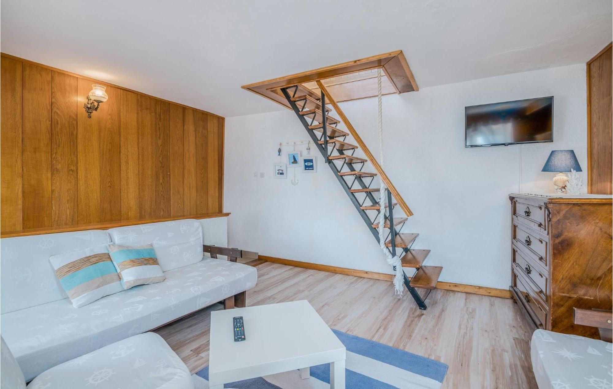 2 Bedroom Gorgeous In Počitniška hiša Baska (Krk)