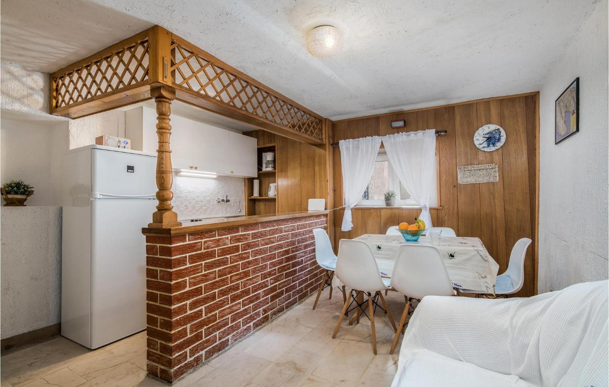 2 Bedroom Gorgeous In Počitniška hiša *
