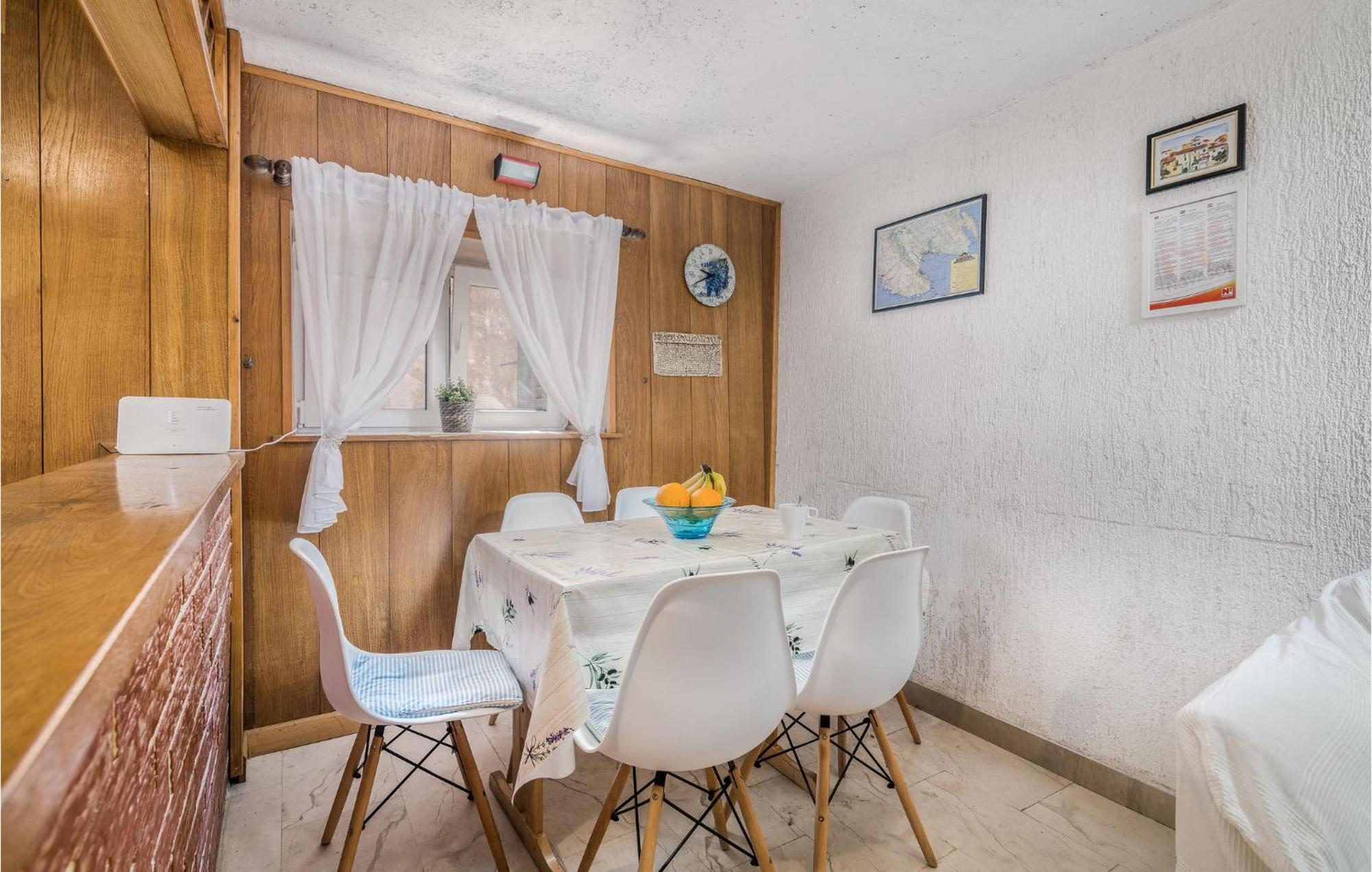 2 Bedroom Gorgeous In Počitniška hiša Baska (Krk)